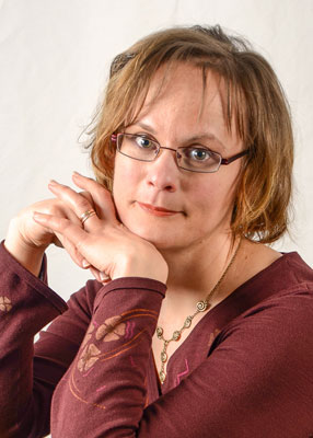 Eeva on silm�lasip�inen, yst�v�llisen n�k�inen nainen